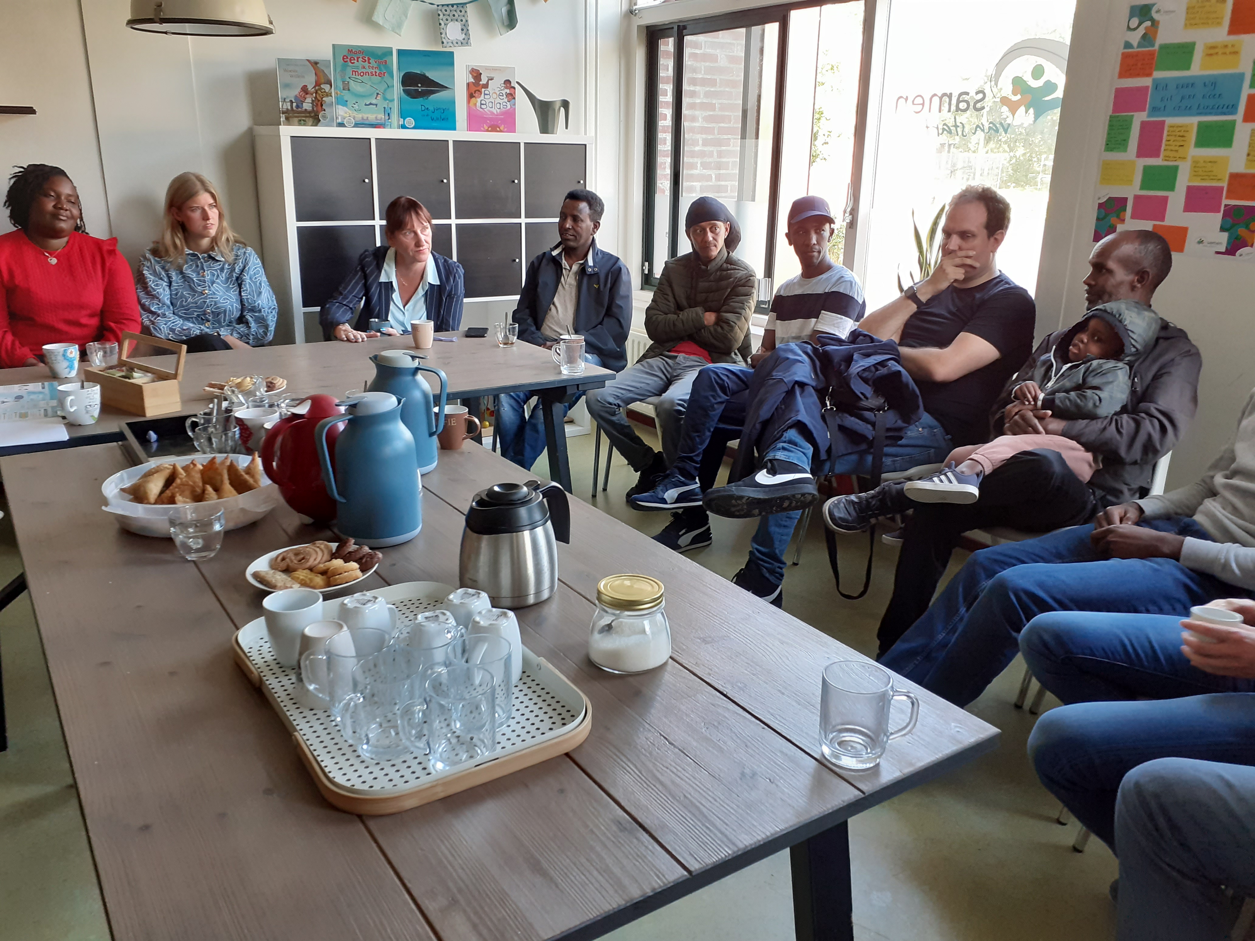 Wethouder Karin Hakhoff bij ouders in de Ceder